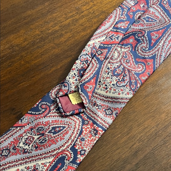 Elegant Paisley Tie in Red and Blue - Picture 2 of 3